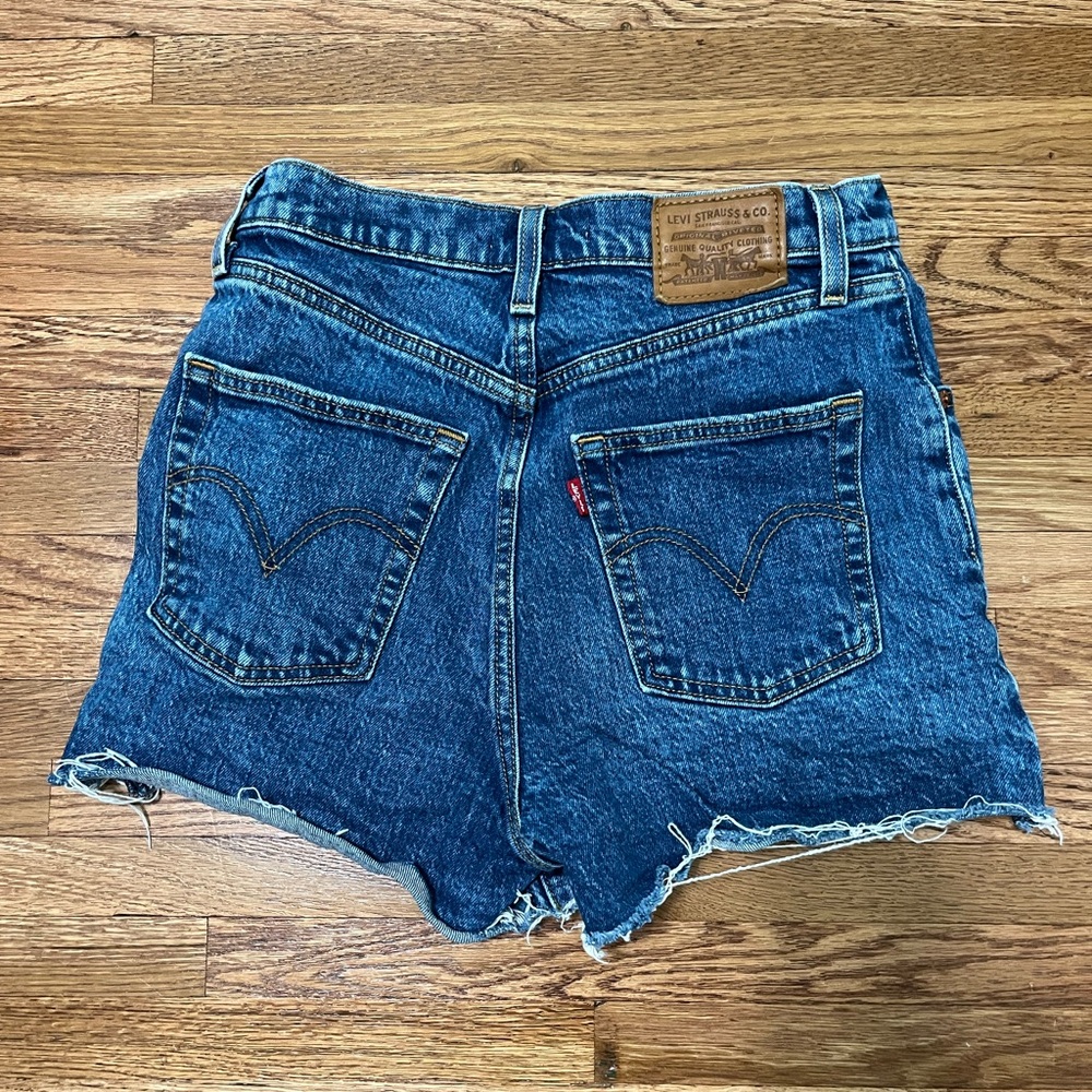 Levi’s Ribcage Shorts - Picture 2 of 3